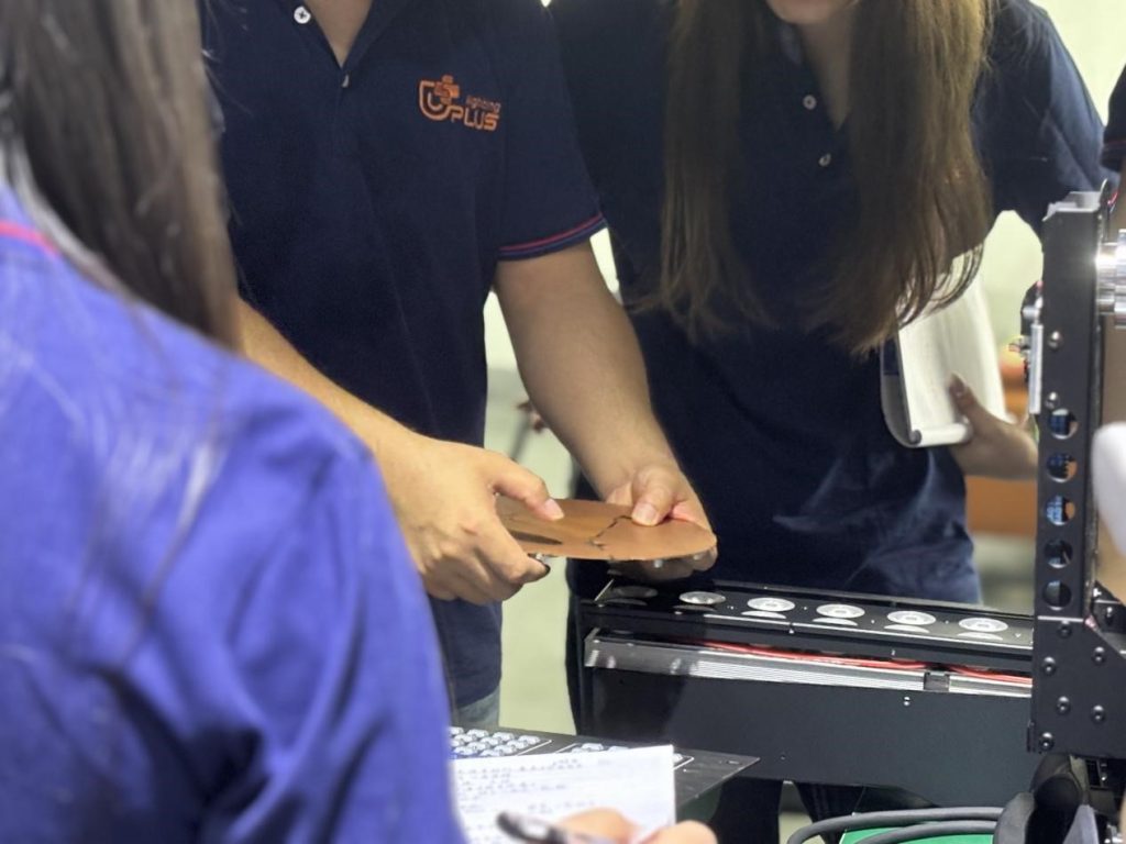 优加光电团队深入学习产品知识-5-1024x768